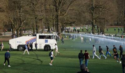 Участников шуточной вечеринки в Брюсселе разогнали водометами - newizv.ru - Брюссель