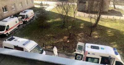 Черга "швидких" з хворими на Covid-19 під львівською лікарнею. Фото дня - 24tv.ua