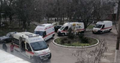 В Николаеве под больницей в очереди стоят скорые с инфицированными коронавирусом - tsn.ua - Украина - Житомир - Николаев