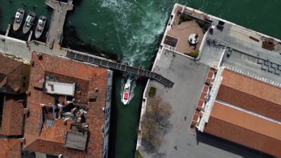 Круизным лайнерам запретили заходить в Венецию - vesti.ru - Италия