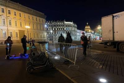 На Дворцовой площади начали ставить ограждения - spb.mk.ru - Санкт-Петербург