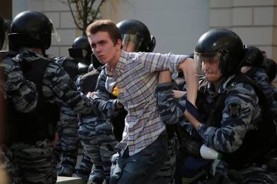 Россияне назвали главными страхами действия полиции и судов - mk.ru