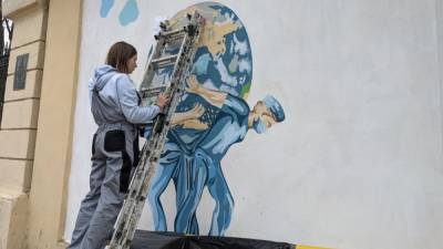 Врачи-атланты: в Одессе художники создали мурал о медиках, которые борются с COVID-19 – видео - 24tv.ua - Киев - Одесса