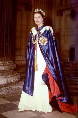 королева Елизавета II (Ii) - Ii (Ii) - Её Величеству королеве Елизавете исполнилось сегодня 95 лет: посмотрите самые стильные наряды британского монарха! - skuke.net
