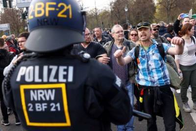 Жители Берлина протестуют против карантинных мер из-за коронавируса - aif.ru - Берлин