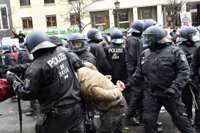 Полиция Берлина задержала 150 участников массовых протестов - tvc.ru - Берлин