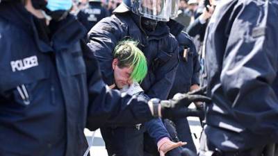 Слезоточивый газ и аресты: в Германии протестуют против новых карантинных правил - vesty.co.il - Израиль - Берлин