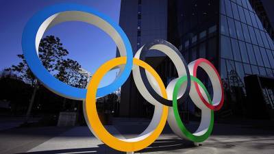 МОК запретил спортсменам преклонять колено на Олимпийских играх в Токио и Пекине - iz.ru - Израиль - Токио - Пекин