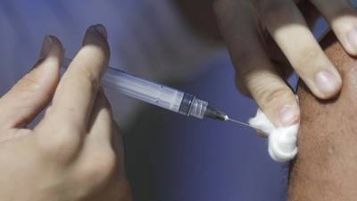 В Швейцарии 64 человека скончались после вакцинации от СOVID-19 - iz.ru - Швейцария - Израиль