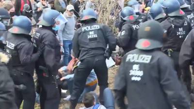 Около 30 полицейских пострадали в Германии на акции ковид-диссидентов - vesti.ru - Берлин