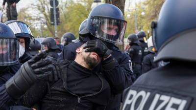 На акции протеста в Берлине пострадали 20 полицейских - russian.rt.com - Берлин