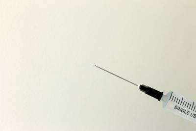 В Великобритании зафиксировали 32 случая смерти от тромбов после вакцины AstraZeneca - ufacitynews.ru - Англия