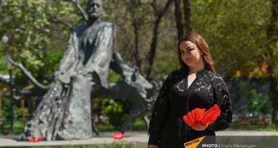 106 лет, 44 дня: армянские деятели искусств напомнили миру о Геноциде и войне алыми маками - ru.armeniasputnik.am - Армения - Ереван