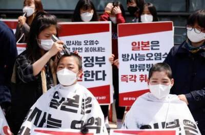 Мун Чжэин - Корейские студенты бреют головы в знак протеста против намерения слить «ядерную воду» в океан - argumenti.ru - Корея - Сеул