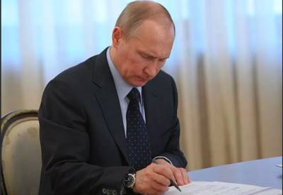 Владимир Путин - Теперь официально: Путин подписал указ о нерабочих днях между майскими праздниками - komiinform.ru - Россия
