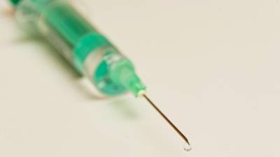 Французские врачи случайно ввели пациентам физраствор вместо вакцины от COVID-19 - politros.com - Франция - Эперн