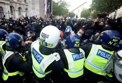 Восемь полицейских пострадали в ходе уличных беспорядков в Лондоне - eadaily.com - Англия - Лондон
