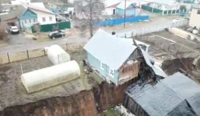 В Нижегородской области в посёлке Караулов два дома развалились из-за схода грунта - argumenti.ru - Нижегородская обл.