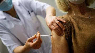 Во Франции 140 человек вместо прививки Pfizer получили физраствор - unn.com.ua - Франция - Киев - Эперн