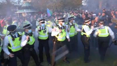 В Лондоне протестующие против COVID-ограничений напали на полицейских - piter.tv - Англия - Лондон