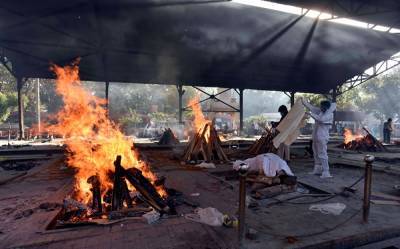 Индия четвертый день бьет рекорд по числу случаев COVID-19. Умерших сжигают прямо на улице - znak.com