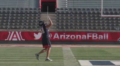 Американский футболист установил бешеный рекорд: он поймал мяч с высоты 182 метра – видео - 24tv.ua - штат Аризона