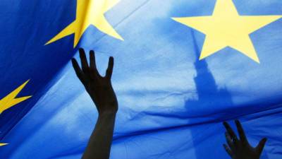 ЕС откроет границы для привитых одобренными вакцинами туристов - gazeta.ru - New York - Евросоюз - деревня Ляйен