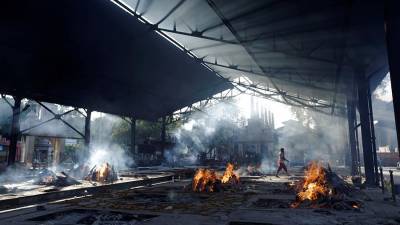 Тела умерших сжигают на улицах Индии из-за нехватки мест в крематориях - iz.ru - Израиль