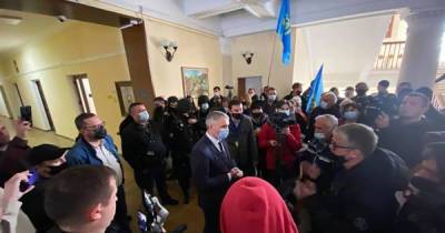 В Николаеве противники карантина ворвались в горсовет (ФОТО, ВИДЕО) - dsnews.ua - Николаев