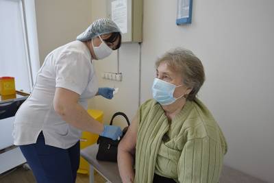 В Москве стартовала программа поощрения пожилых горожан, сделавших прививку от COVID-19 - vm.ru - Москва