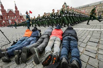 Кремль рекомендовал журналистам перед Парадом Победы сдать тесты на COVID-19 - tvc.ru
