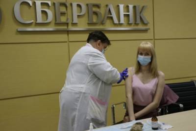 В Тверском отделении Сбербанка продолжает работать мобильная бригада по вакцинации от коронавируса - tverigrad.ru - Тверь