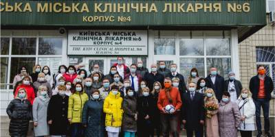 Поблагодарил за борьбу с пандемией. Посол Нидерландов подарил киевским больницам 600 горшков с тюльпанами - nv.ua - Киев - Йеннес