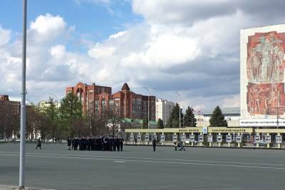 На Театральной площади проходит военный парад Победы - saratov.mk.ru - Саратов