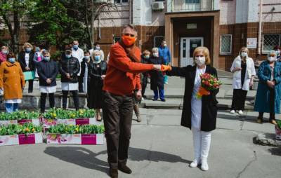 600 горшков с тюльпанами: посол Нидерландов поблагодарил киевских врачей - sharij.net - Йеннес