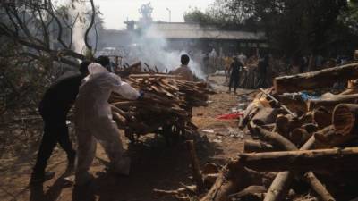 Индия - «Цунами» COVID-19: В Индии оборудуют костры для кремации в парках и на автостоянках - for-ua.com - Дели