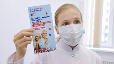 Привившиеся пожилые москвичи начали получать сертификаты "Миллион призов" - tvc.ru - Москва