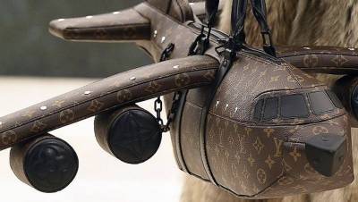 Louis Vuitton - Соцсети раскритиковали сумку Louis Vuitton в форме самолета за $39 тыс. - usa.one
