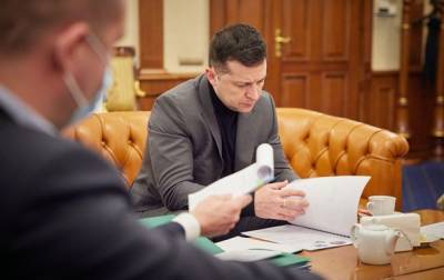 Владимир Зеленский - Зеленский подписал закон о восстановлении выплаты больничных - korrespondent.net - Украина