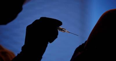 Два жителя Франции умерли из-за тромбоза после вакцинации AstraZeneca - ren.tv - Франция