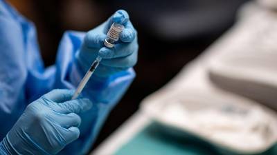 Во Франции еще два человека скончались после прививки AstraZeneca - iz.ru - Франция - Израиль