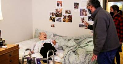 Фото обрадованной 98-летней бабушки из приюта стало вирусным в Сети - ren.tv - Сша
