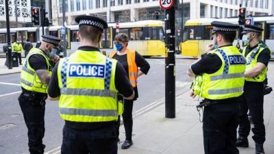 Восемь полицейских ранены во время протестов в Белфасте - polit.info - Англия