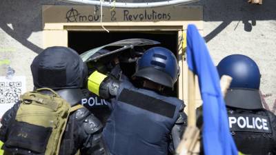 Швейцарские полицейские обстреляли протестующих и применили газ - vesti.ru - Россия - Швейцария - Санкт-Галлен