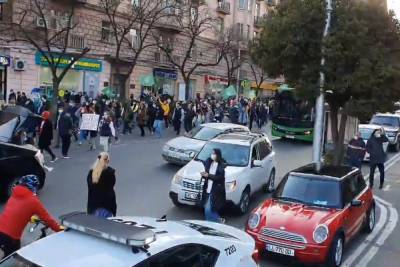 Протестующие у здания парламента в Тбилиси требуют отмены комендантского часа - mk.ru - Грузия - Тбилиси