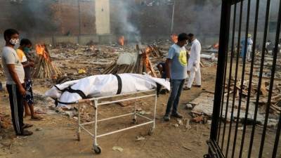 Индия - Вечное сияние погребального огня: погибших в Индии от COVID-19 сотни тысяч - 5-tv.ru
