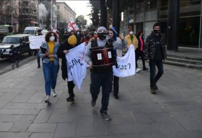 Сотни граждан Грузии вышли на протест перед парламентом в Тбилиси - news-front.info - Грузия - Тбилиси