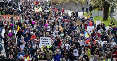 В Штутгарте тысячи человек протестовали против карантина: "С нами обращаются как с несовершеннолетними" - tsn.ua - Германия - Штутгарт