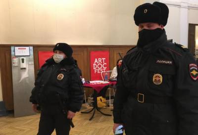 Роспотребнадзор и полиция закрыли фестиваль «Артдокфест» в Петербурге - online47.ru - Санкт-Петербург