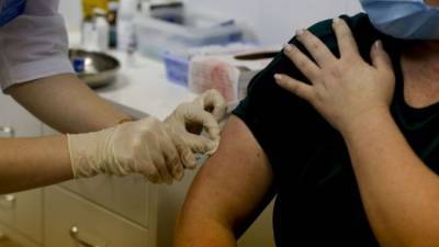 Врач рассказал, что такое «чипирование» при вакцинации - eadaily.com
